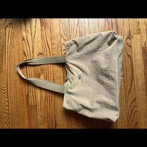 Baggalini multi section travel tote